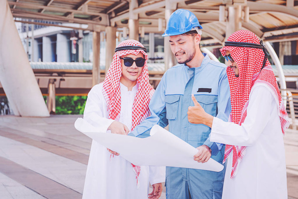 Арабські бізнесмен і інженер зустрічі проекту на будівельному майданчику - Фото, зображення