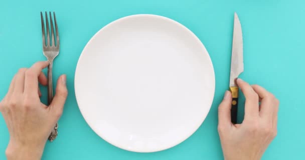 Female hands with cutlery and empty plate - Footage, Video