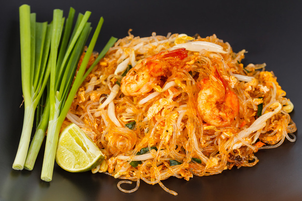 Comida tailandesa Pad thai, fideos estilo tailandés
. - Foto, Imagen