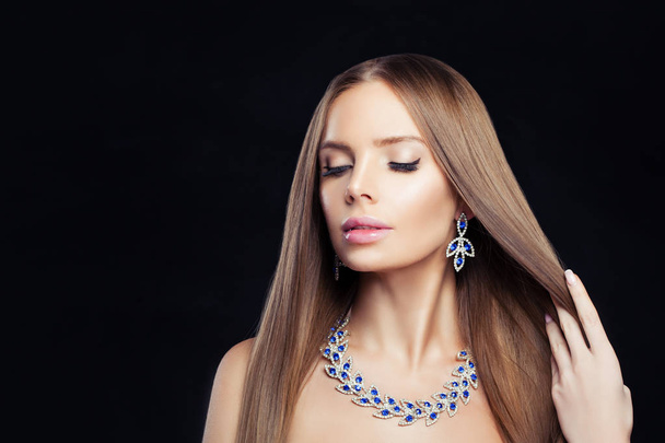 Okouzlující šperky model. Dokonalá žena s diamond náhrdelník a modré náušnice gem portrét  - Fotografie, Obrázek