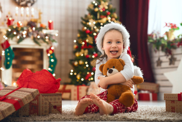 girls opening Christmas gifts - Zdjęcie, obraz