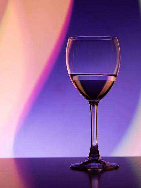 Sklenka na víno v jasné noci klubu o víkendech a svátcích - Fotografie, Obrázek
