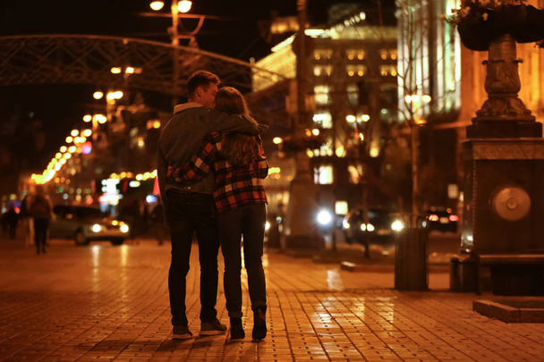 Amar pareja joven en una cita romántica en la noche
 - Foto, Imagen