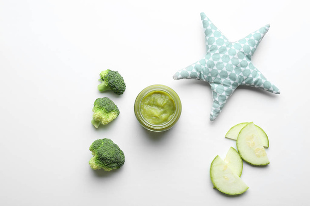 Flat lay composition with healthy baby food on white background - Foto, afbeelding