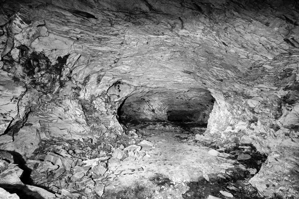 Hylätyn sementtikaivoksen sisäänkäynti ja luola Sveitsissä
 - Valokuva, kuva