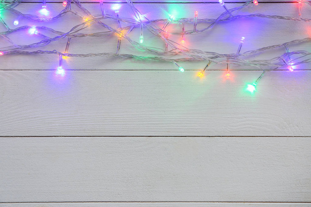 Izzó karácsonyi fények-a fából készült asztal - Fotó, kép