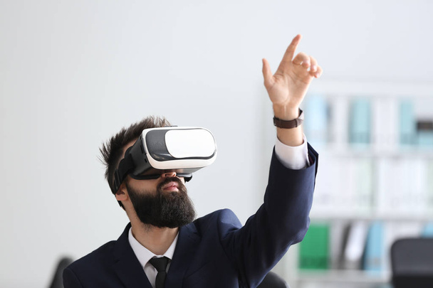 Επιχειρηματίας φορώντας γυαλιά εικονικής πραγματικότητας στο γραφείο - Φωτογραφία, εικόνα