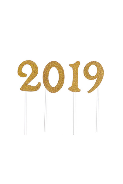 Nummer 2019 der Goldfarbe ist auf weißem Hintergrund isoliert. Neujahr. copy space.concept: design, logo, titel, text, wort - Foto, Bild