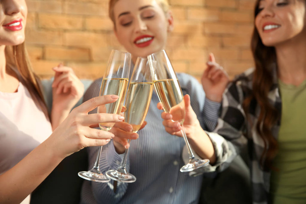 Jovens mulheres bonitas bebendo champanhe em casa
 - Foto, Imagem