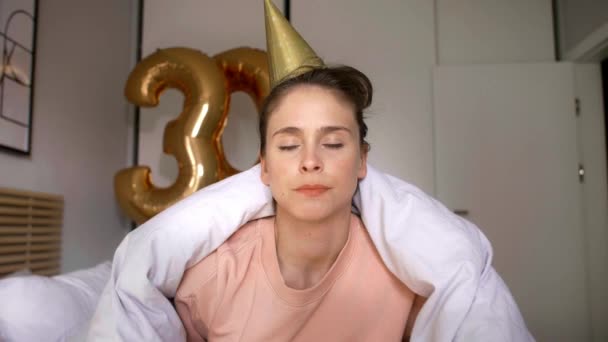 Portret płacz urodziny dziewczyny w łóżku - Materiał filmowy, wideo