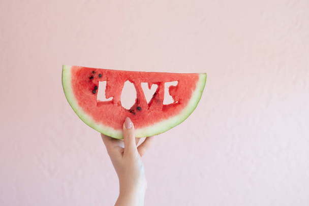 girl's hand holds a watermelon - Foto, afbeelding