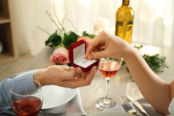 Giovane uomo che propone al suo amato in data romantica nel ristorante
 - Foto, immagini
