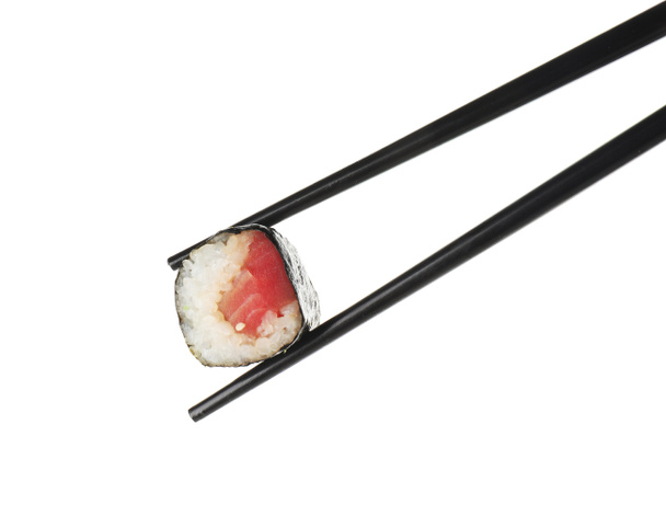 Baguettes avec savoureux rouleau de sushi sur fond blanc
 - Photo, image