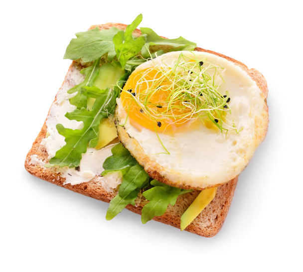 Chutné toasty s avokádem, sázeným vejcem a rukolou na bílém pozadí - Fotografie, Obrázek