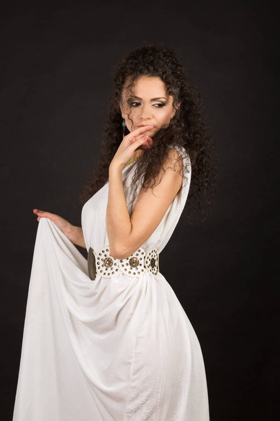 Portrait of a pretty young brunette in white greece toga - Foto, imagen