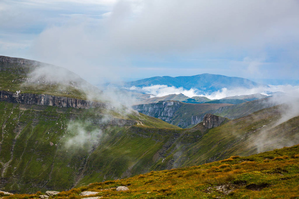 Summer panorama of Montenegrin mountain range in Carpathians - Foto, immagini