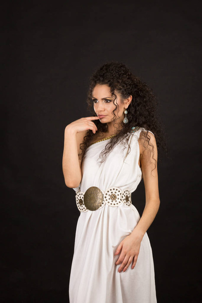 Portrait of a pretty young brunette in white greece toga - Foto, Imagem