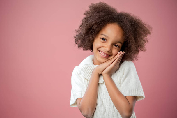 Portrait de jeune fille afro-américaine mignonne, sur fond rose
 - Photo, image