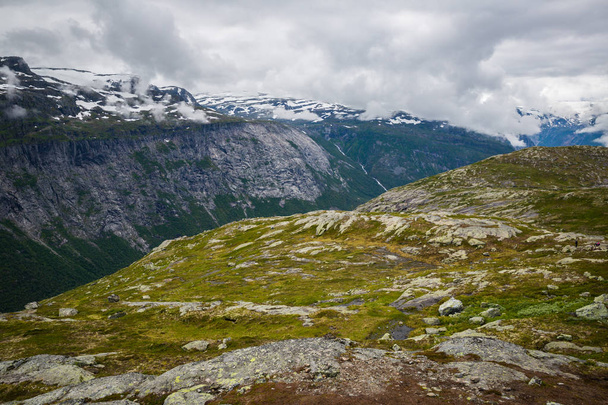 prachtige landschap van de Noorse bergen op weg naar de Trolltunga - Foto, afbeelding