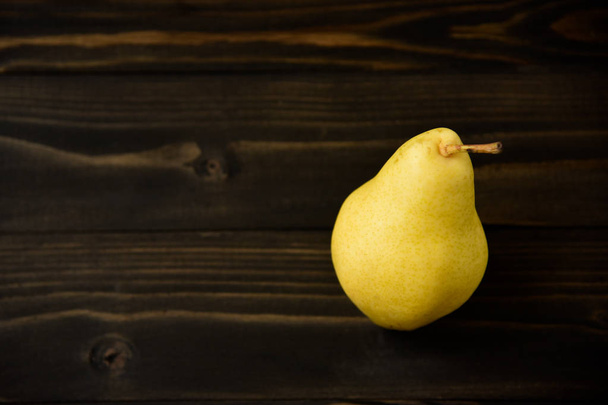 Yellow ripe fresh pear on old wooden board - Foto, Bild