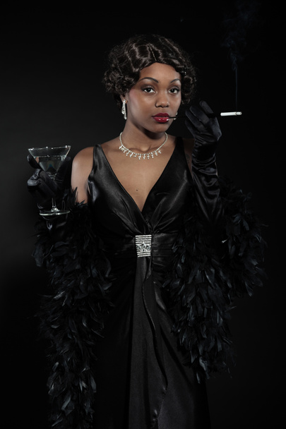 Femme jazz vintage chantant. Noir afro-américain. Boisson et sm
 - Photo, image