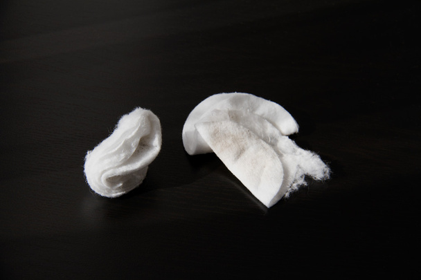 Almohadillas cosméticas de algodón utilizadas
 - Foto, imagen
