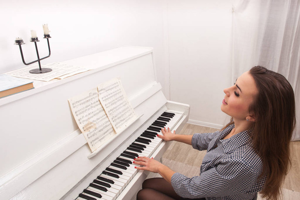 Young attractive girl play piano - Fotoğraf, Görsel