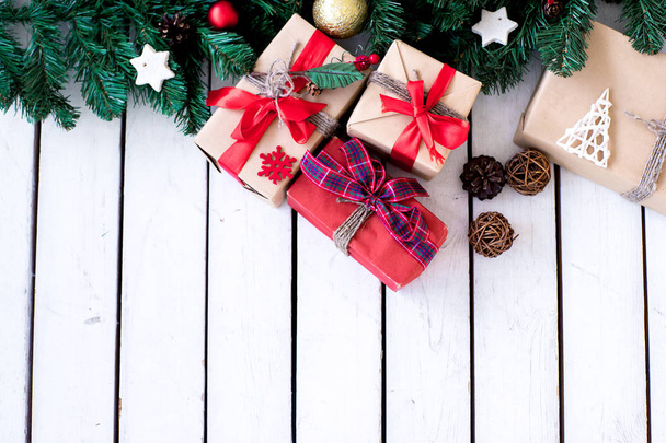 Set di cose natalizie su uno sfondo di legno
 - Foto, immagini