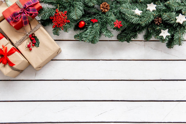 Рождественские подарки и коробки на деревянном фоне
 - Фото, изображение
