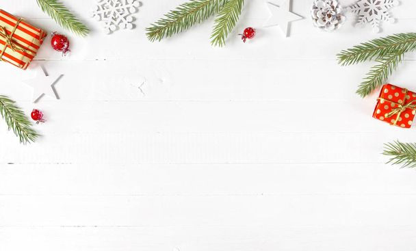 Рождественская и новогодняя композиция на белом деревянном столе
. - Фото, изображение
