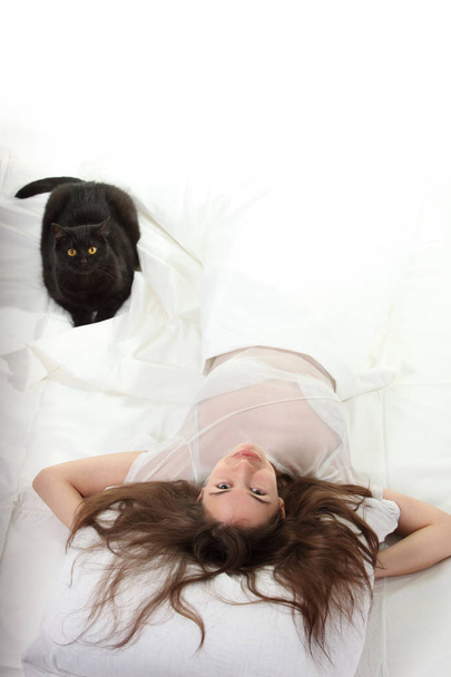 Woman in a bed with her black cat - Foto, Imagem