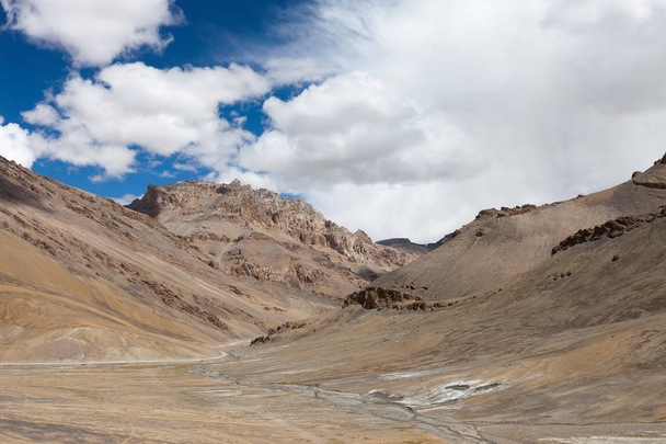 beautiful mountain landscape in Himalayas, province Ladakh, India - Foto, afbeelding