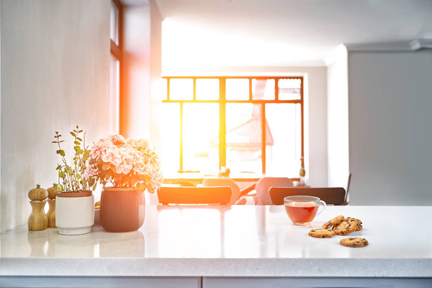 Сцена завтрака в солнечное утро. Прозрачный черный чай кружка с печеньем на кухонном столе
 - Фото, изображение