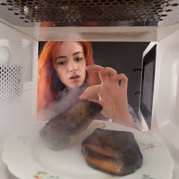 Woman trying to cook at home - Foto, Bild