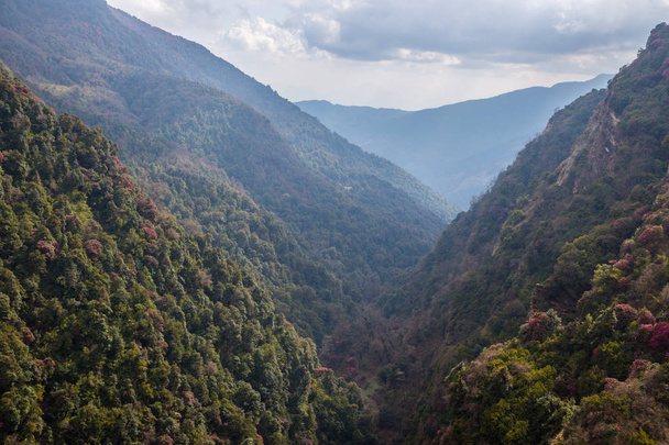 beautiful landscape of Himalayas mountains on tracking to Annapurna base camp - Foto, Imagem