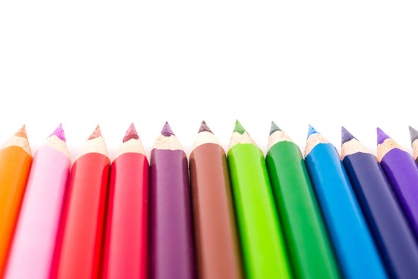 Crayons de couleur isolés sur fond blanc. - Photo, image