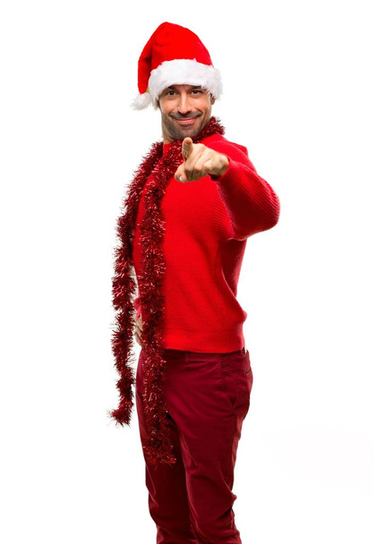 Людина з червоний одяг відзначати різдвяні свята точки пальцем на ви з виразом впевнено на ізольованих білим тлом - Фото, зображення