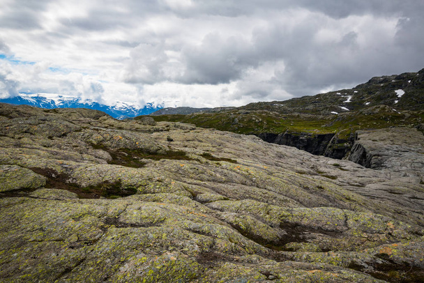 beautiful landscape of Norwegian mountains on track to Trolltunga - Foto, Bild