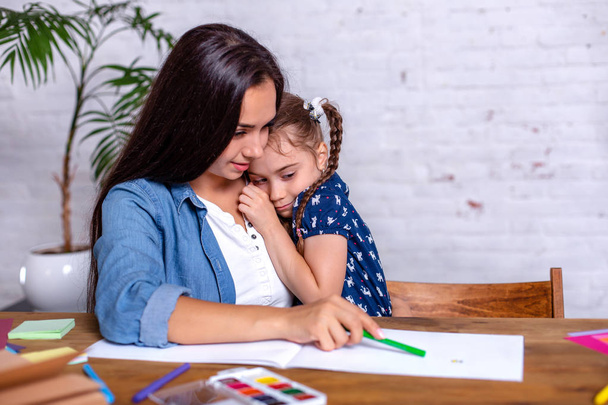 Щаслива сім'я мати і дочка разом малюють маркерами
. - Фото, зображення