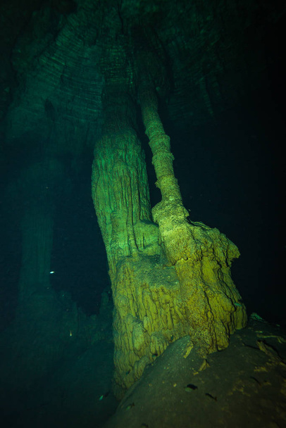 underwater image of cave on ocean bottom in Mexico - Foto, imagen