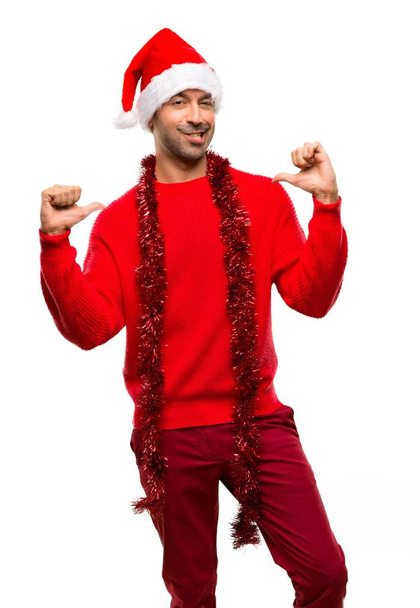 Muž s červeným oblečením slaví vánoční svátky, hrdé a pyšné uspokojení v milovat sami sebe koncept na izolované bílém pozadí - Fotografie, Obrázek