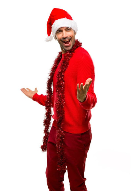 Mann mit roter Kleidung feiert die Weihnachtsfeiertage stolz und selbstzufrieden in der Liebe selbst Konzept auf isoliertem weißem Hintergrund - Foto, Bild