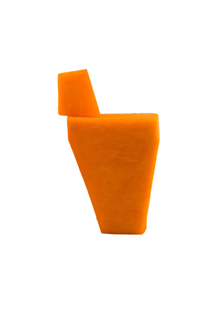 Figurine abstraite de morceaux d'orange. Isolé sur fond blanc. Cubes de citrouille crus
. - Photo, image