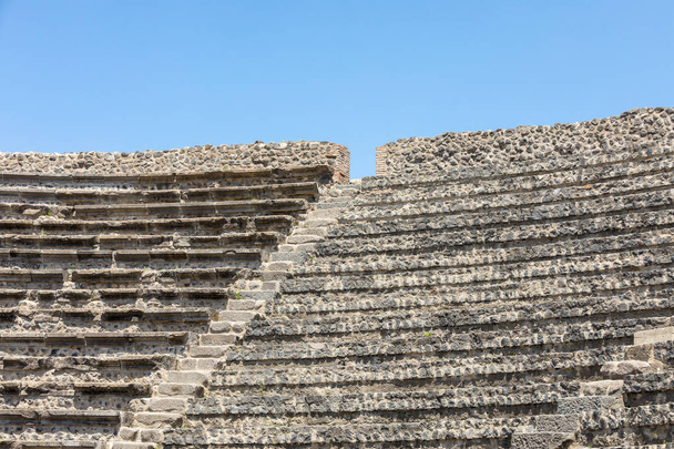  Die antike Stadt Pompeji, Italien. Das kleine Theater in Pompeji. Dieses Theater hatte ein Dach und wurde wahrscheinlich für musikalische Darbietungen und Dichterlesungen genutzt - Foto, Bild