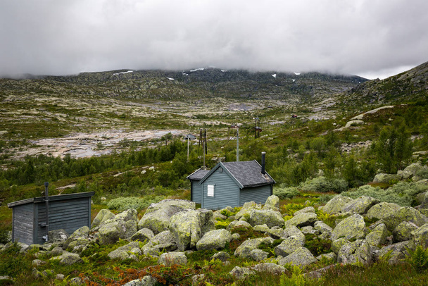 Los paisajes de las montañas noruegas en camino a Trolltunga
 - Foto, imagen
