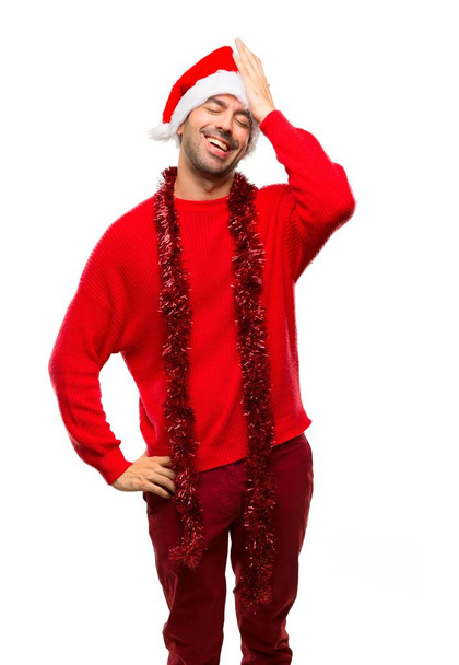 Hombre con ropa roja celebrando las vacaciones de Navidad acaba de darse cuenta de algo y tiene la intención de la solución sobre fondo blanco aislado
 - Foto, Imagen