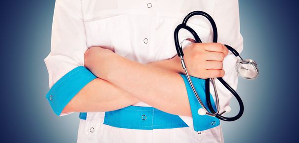 arts met een stethoscoop op een blauwe achtergrond. medische concept - Foto, afbeelding