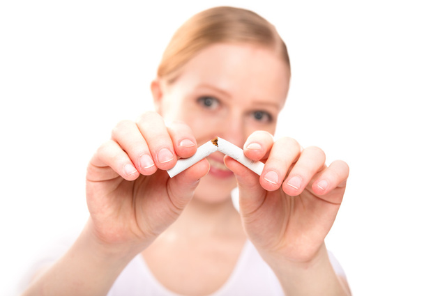 Frau bricht Zigarette. Konzept Rauchstopp - Foto, Bild