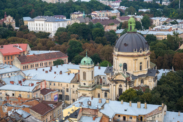 View down on the roofs of the Ukrainian city of Lviv - Foto, imagen