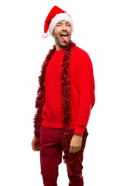Człowiek z czerwone ubrania z okazji świąt Bożego Narodzenia, Wyświetlono języka na aparat o zabawne patrzeć na na białym tle - Zdjęcie, obraz